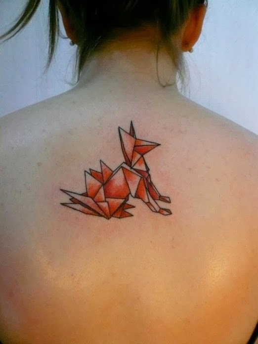 漂亮的红色折纸狐狸背部纹身图案
