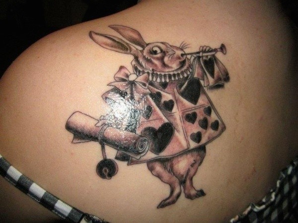 背部漂亮的3D彩色爱丽丝兔子纹身图案