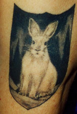 黑色背景上的写实兔子纹身图案
