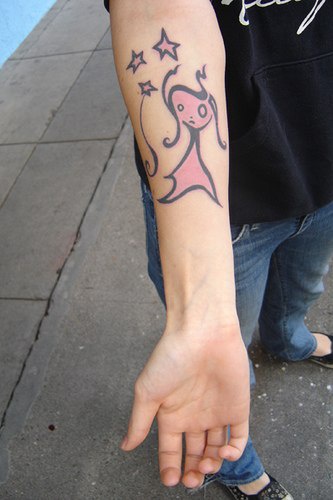 手臂星星和粉红天使纹身图案
