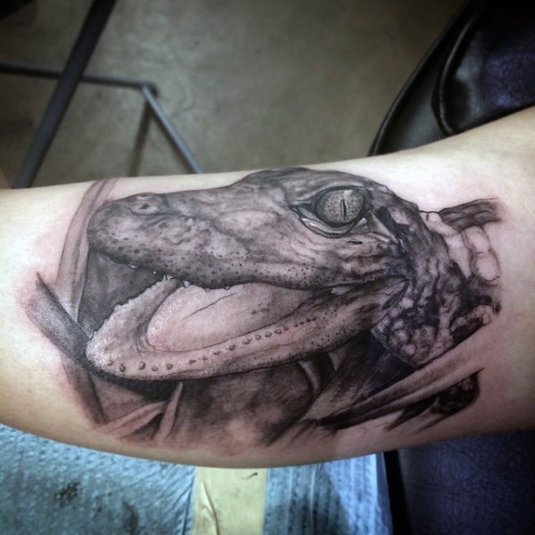 3D写实的黑白小鳄鱼手臂纹身图案