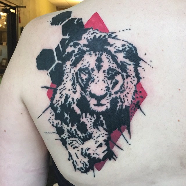 背部狮子头和红色菱形纹身图案