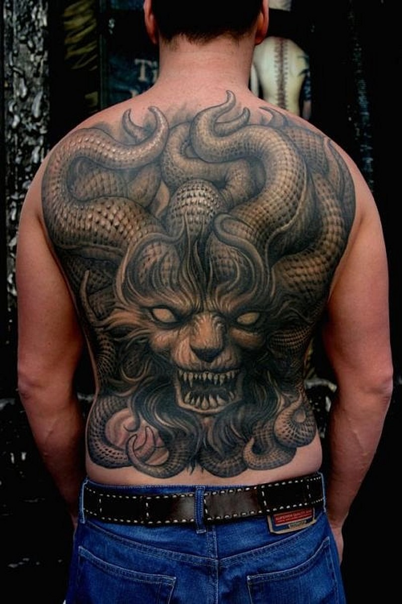 背部难以置信的3D邪恶怪物与牛角纹身图案