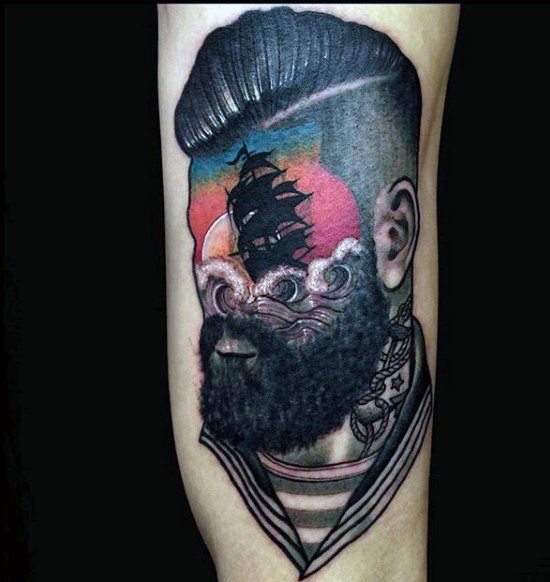 手臂彩色的男性肖像和帆船组合纹身图案