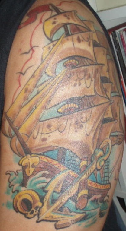 手臂船锚和骷髅海盗船纹身图案