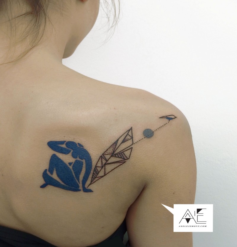 女人背部彩色抽象饰品纹身图案