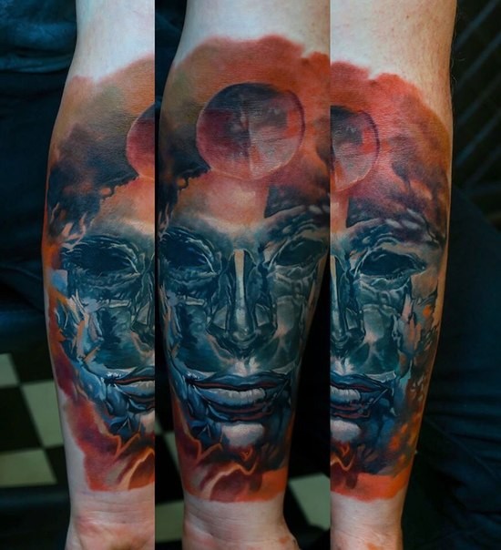 梦幻风格的面具与行星彩色手臂纹身图案