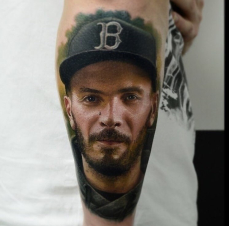 手臂非常写实的微笑男子肖像纹身图案