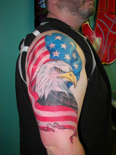 超级爱国鹰和美国国旗纹身图案