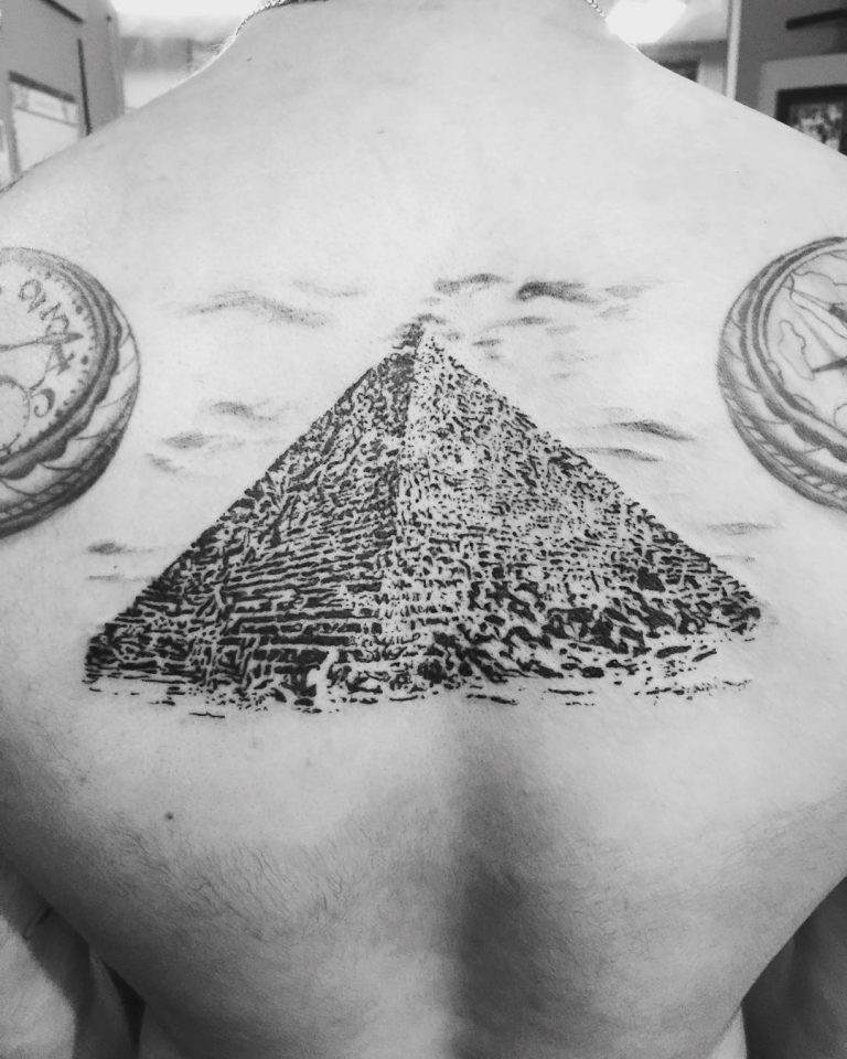 背部写实的黑色3D埃及金字塔纹身图案
