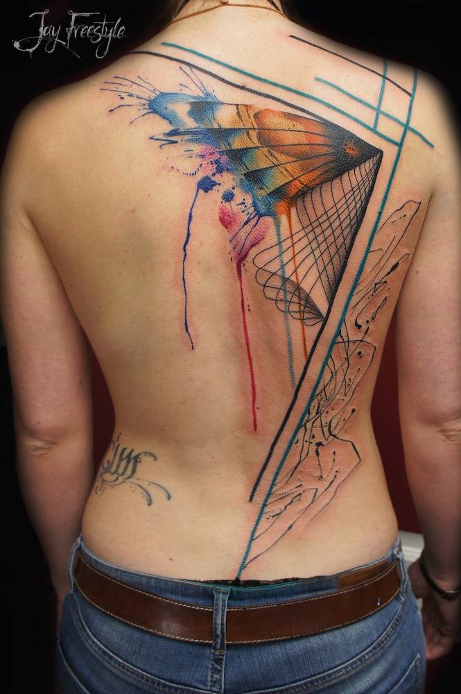 背部抽象风格彩色的神秘翅膀纹身图案