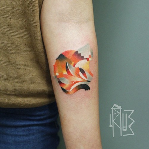 小臂抽象风格的彩色狐狸纹身图案