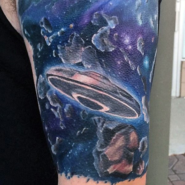 华丽的彩绘外星人飞船和太空手臂纹身图案