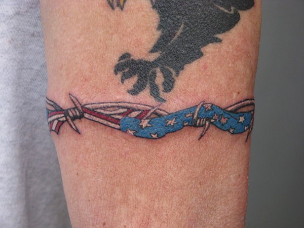 手臂美国国旗和刺铁丝纹身图案
