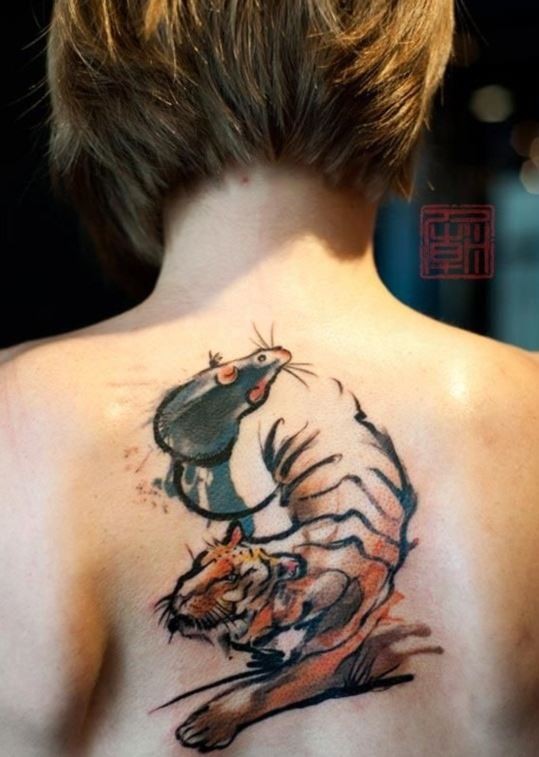 背部水彩风格的老虎和老鼠纹身图案