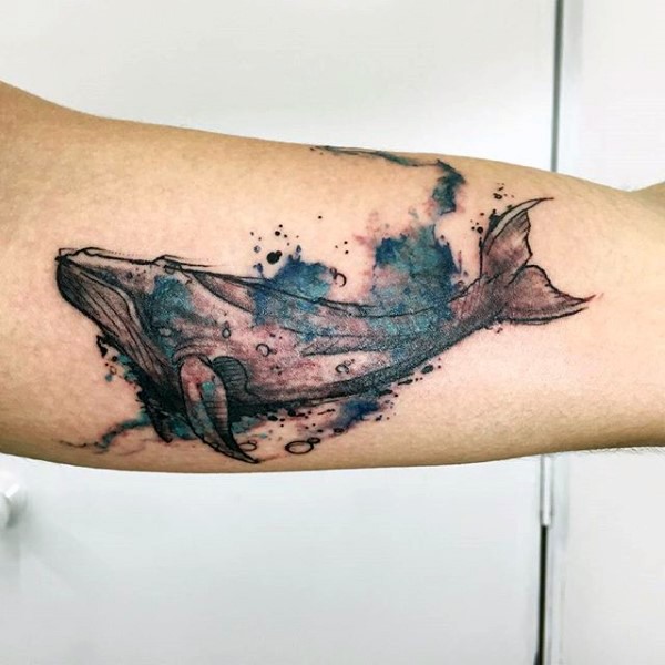 手臂抽象风格手绘七彩大鲸鱼纹身图案