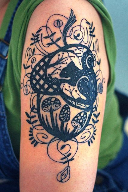 手臂黑色橡果轮廓和松鼠植物纹身图案