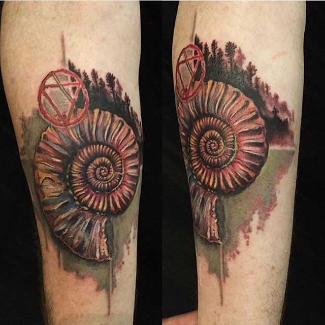写实风格的彩色蜗牛与标志森林手臂纹身图案