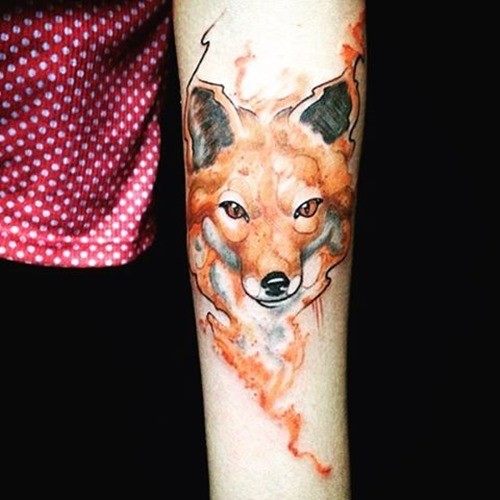 手背抽象设计的彩色狐狸头纹身图案