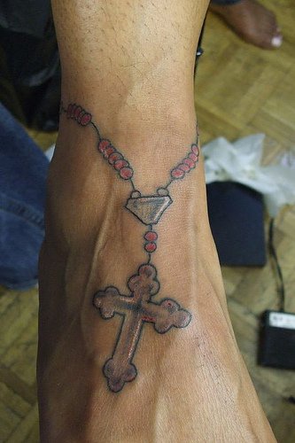 红色珠子和十字架脚踝纹身图案