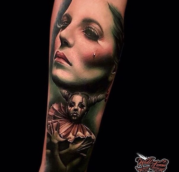 写实风格的彩色女人肖像与小丑女人手臂纹身图案