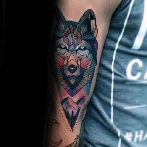 手臂七彩好看的狼头纹身图案