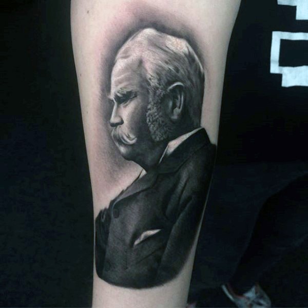 手臂黑色逼真的男子肖像纹身图案