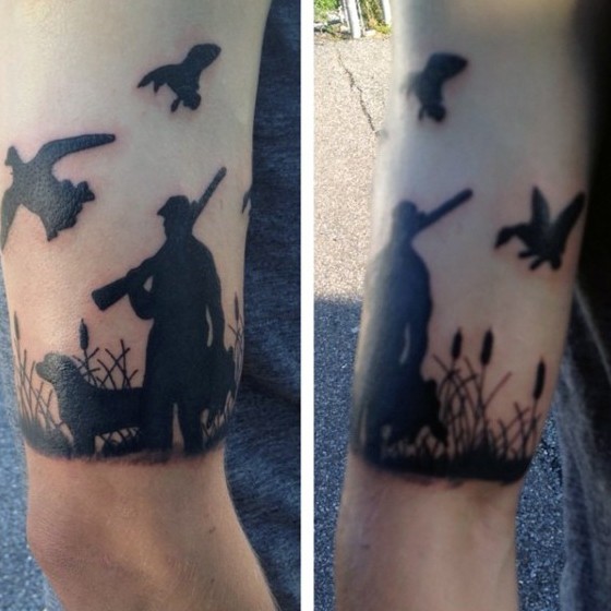 手臂黑色狗和飞鸭猎人纹身图案