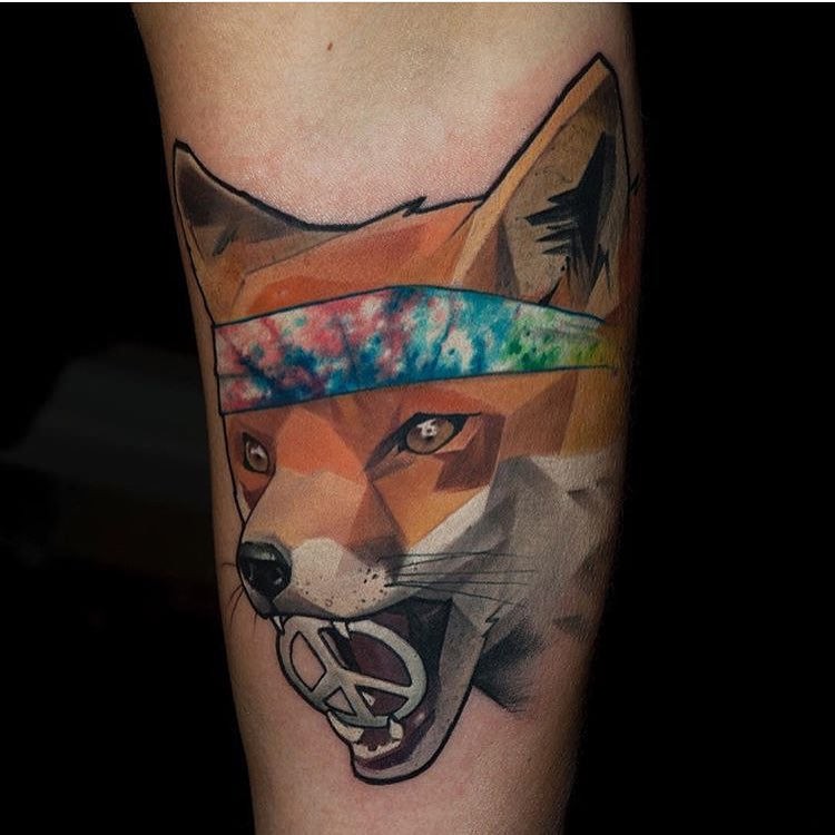 手臂彩色的狐狸与符号纹身图案