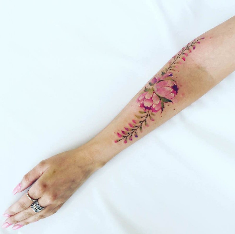 美丽的彩色写实花朵手臂纹身图案