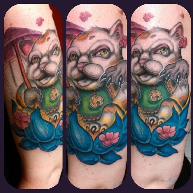 现代风格日本招财猫与莲花色手臂纹身图案