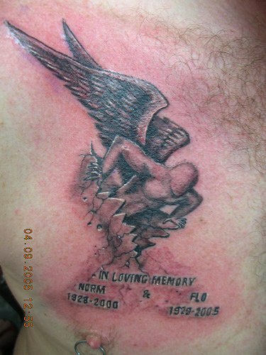 胸部3d天使和字母撕皮纹身图案