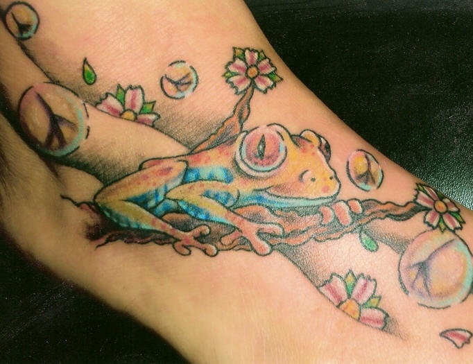 脚背惊人的青蛙和樱花树彩色纹身图案