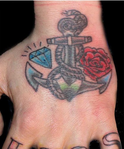 手臂船锚与钻石和玫瑰纹身图案