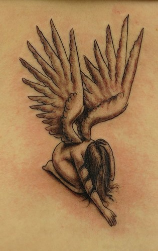 大翅膀的悲伤天使纹身图案