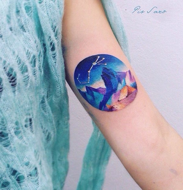 手臂圆形的七彩夜空山和星座符号纹身图案