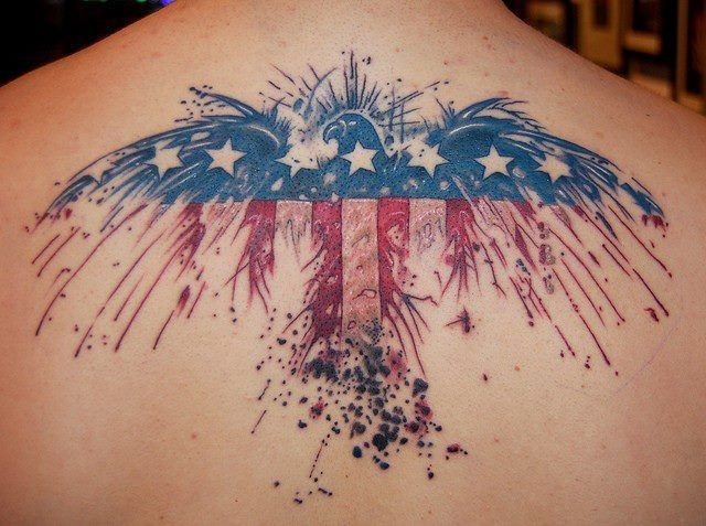 背部美丽的彩色美国国旗鹰纹身图案