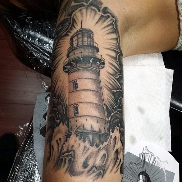 灰色的灯塔和海浪手臂纹身图案