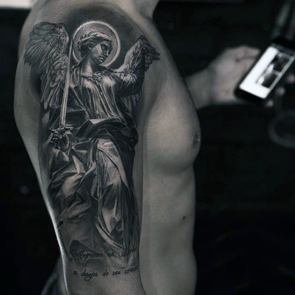 手臂黑白天使战士与剑和字母纹身图案