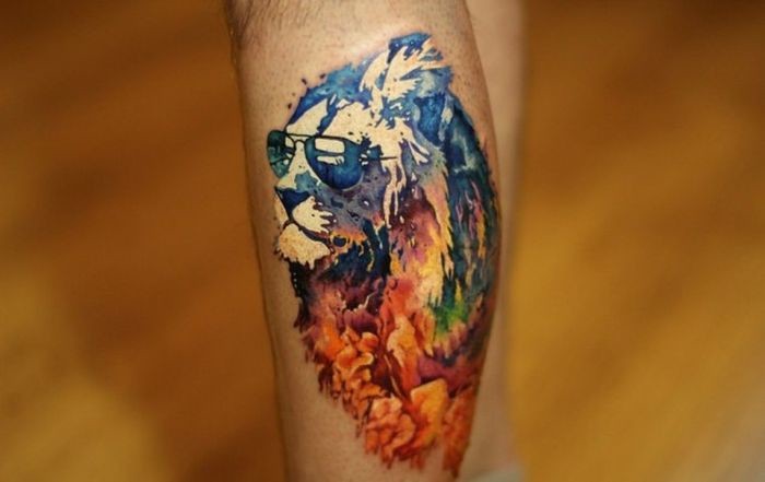 小腿抽象风格彩色狮子与太阳镜纹身图案