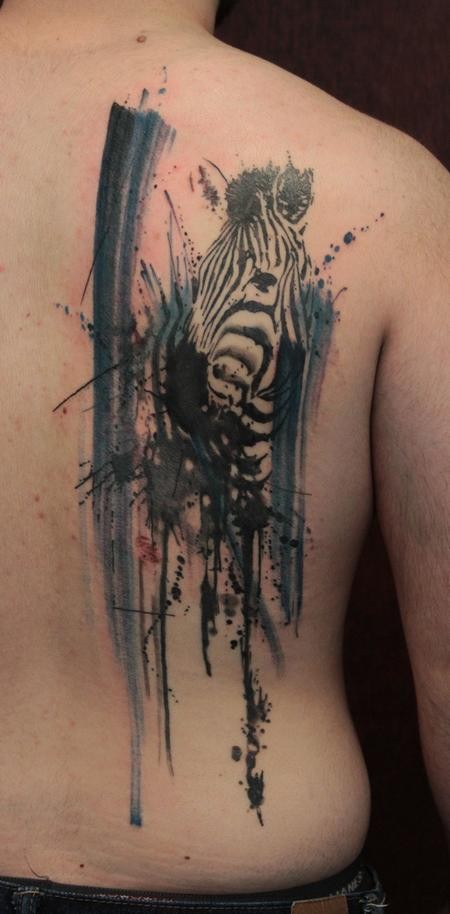 背部彩色抽象泼墨与斑马纹身图案