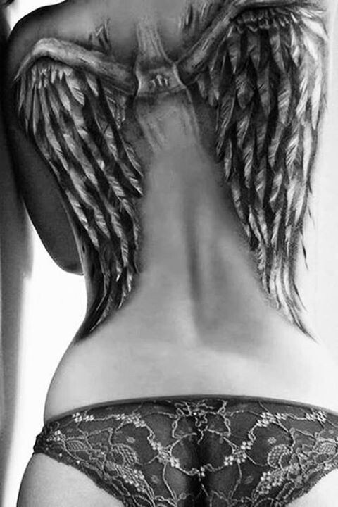 很酷的黑色逼真天使翅膀背部纹身图案