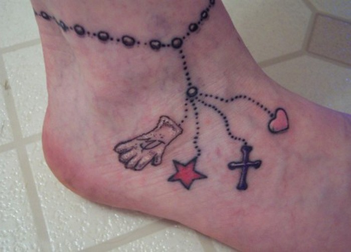 脚踝心形十字架和手套星星彩色纹身图案