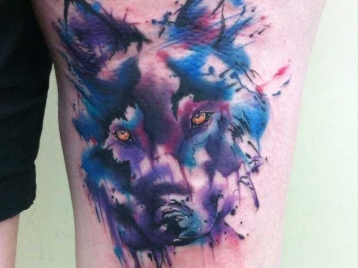 大腿抽象风格彩色的神秘狼头纹身图案