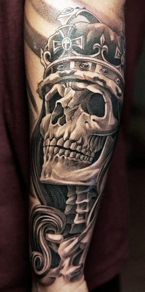 手臂骷髅与皇冠写实纹身图案