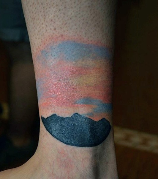 简单的彩色唯美日出与山脉脚踝纹身图案