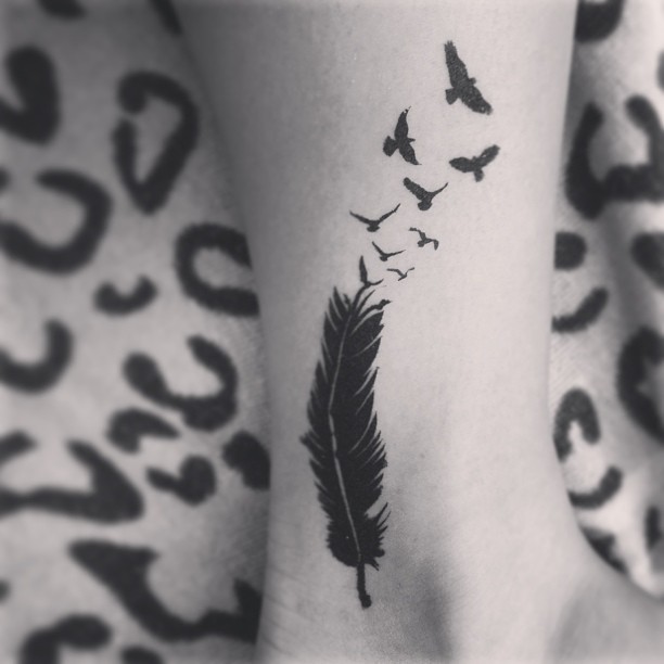 黑色小鸟和羽毛脚踝纹身图案