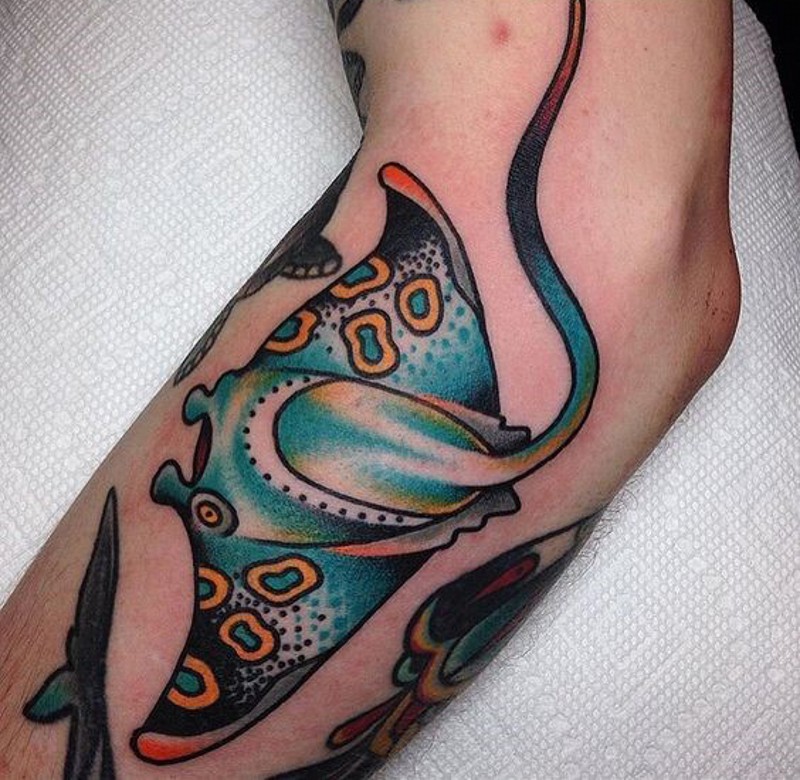 手臂卡通风格彩色的鳐鱼纹身图案