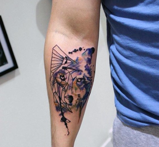 手臂抽象风格的彩色狼头纹身图案