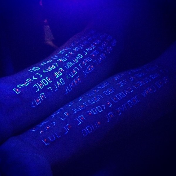 手臂很酷的外星人字符荧光纹身图案